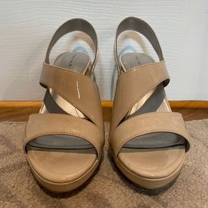 Tahari Shoes Beige Lacquer Size 9